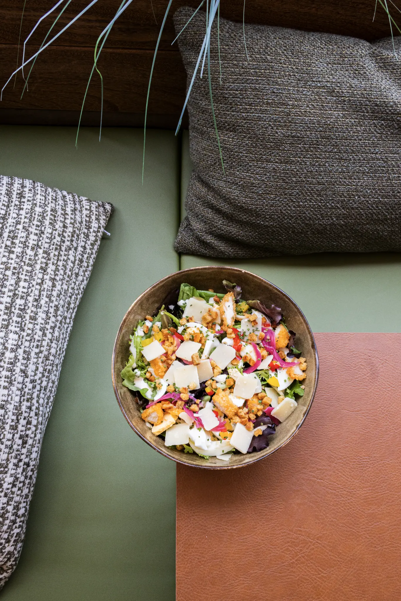 Salade caesar sur une table du Cavok en terasse