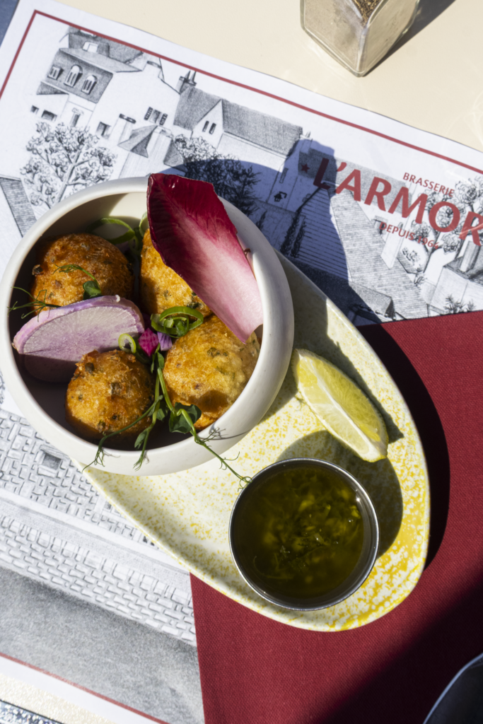 Photo des accras de morue de l'Armoric et sa sauce chimichurri