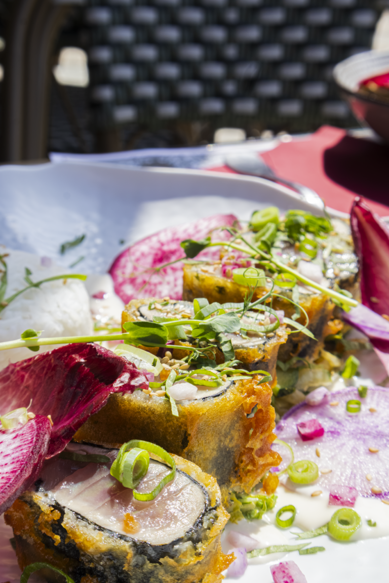 Photo d'un plat de l'armoric à Saint goustan : Tempura en feuille de nori, sésame grillé, riz Thaï, poêlée de légumes au soja & mayonnaise sésame