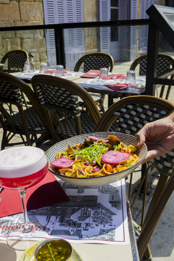 Les linguines aux coquillages de l'Armoric à Auray, Palourdes & coques, sauce tomate cerise, beurre à l’ail & persil